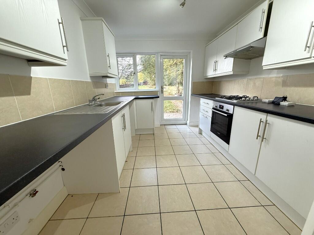 Buckingham Hill Road, Linford, SS17 photo 3