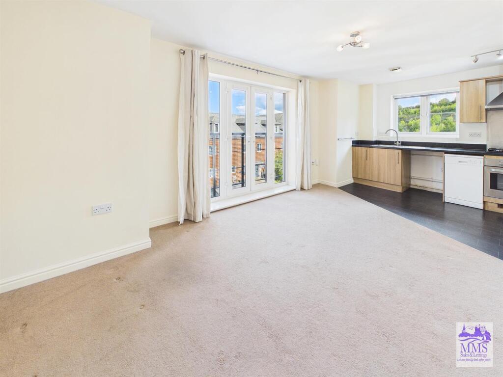 Apartment in Strood, Medway - View 3
