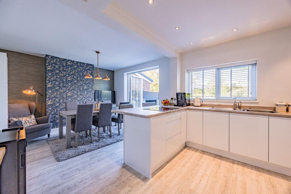 Vicarage Avenue, Cheadle Hulme, SK8 photo 4