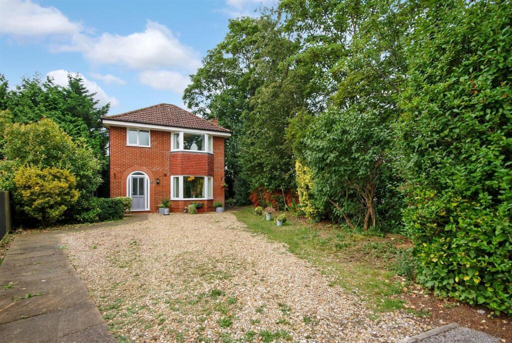 Main image of property: Newark Road, North Hykeham, Lincoln