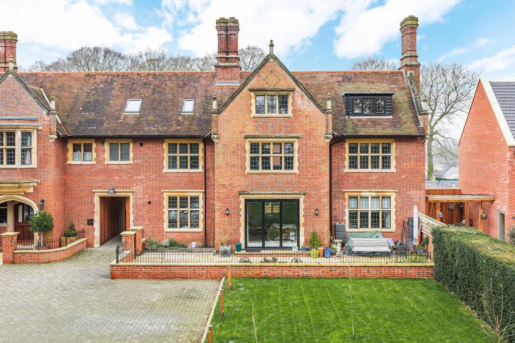 Main image of property: Top Floor Apartment in Drayton