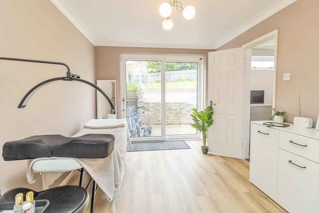 House in Dunstable, Central Bedfordshire - View 5