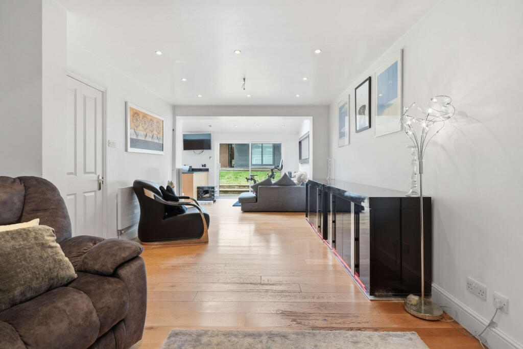 Woolhampton Way, Chigwell, IG7 photo 4