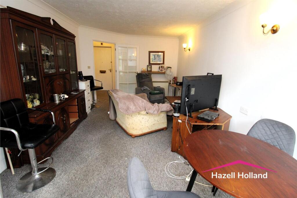 Apartment in Swanley, White Oak - More