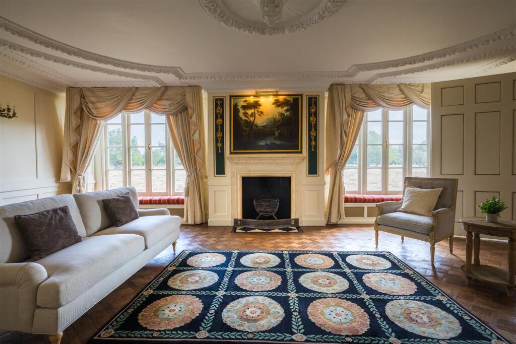 House in London, Hampton - View 2