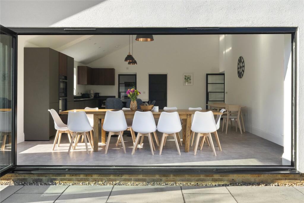 House in Maidstone, Cross-at-Hand, Staplehurst - More