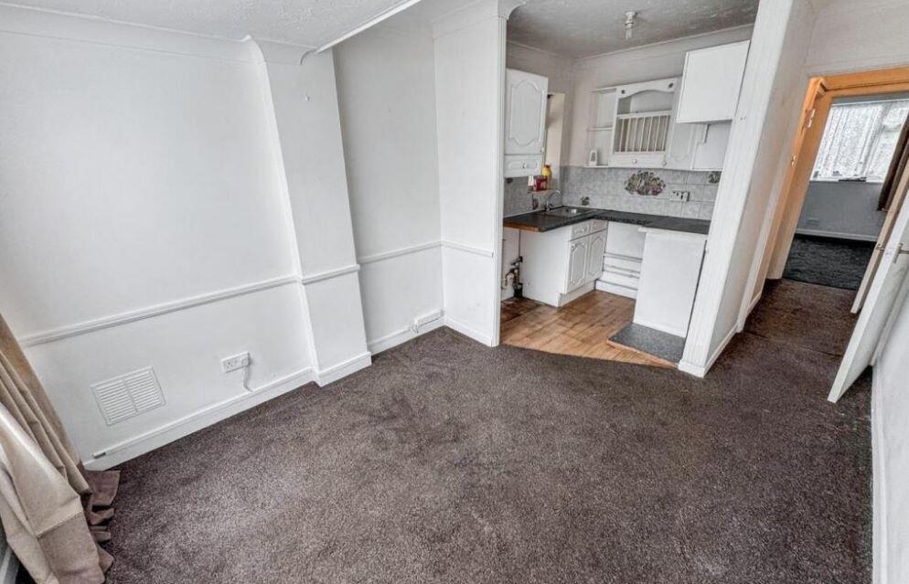 81A High Street, Canvey Island, Essex, SS8 7RE photo 2