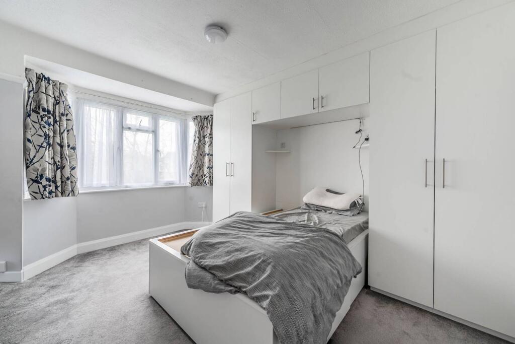 2-bed flat on LOWTHER ROAD, Kenton, Stanmore, HA7, £350,000