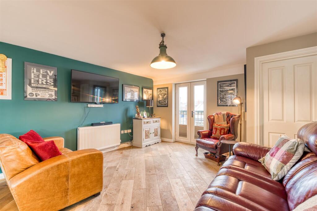 House in Higham Ferrers, North Northamptonshire - More