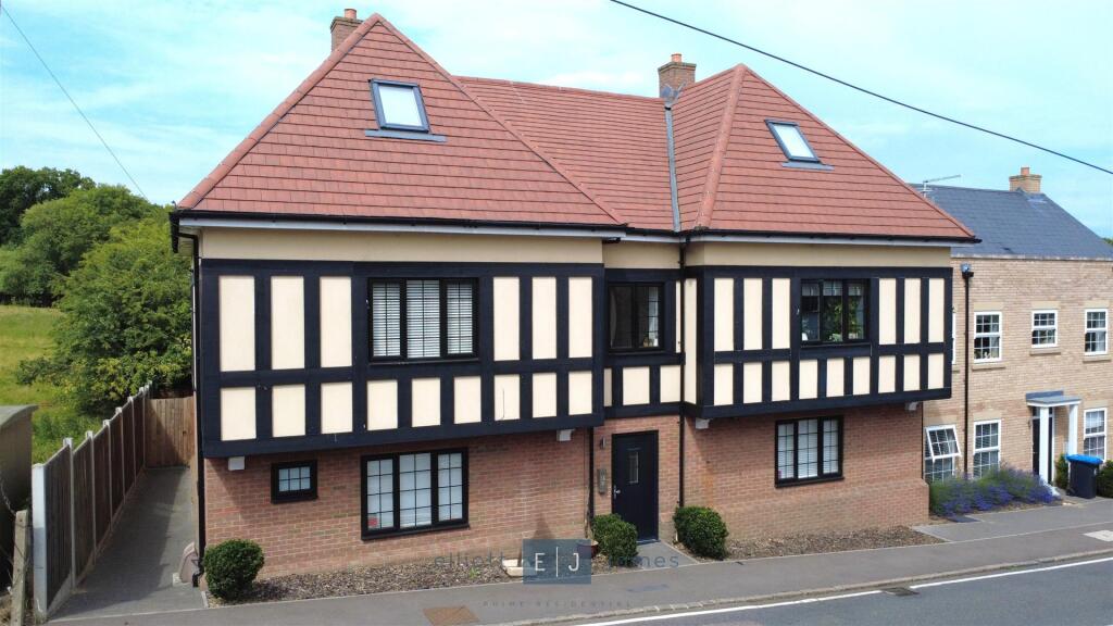 Main image of property: Chestnut Mews, Coppice Row, Theydon Bois