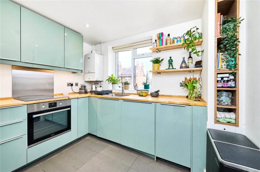 Main image of property: Oakdale Road, London, SW16