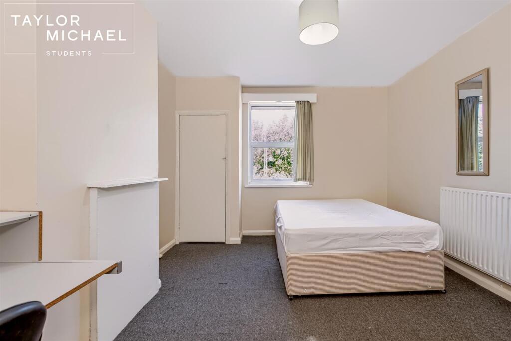 5 bedroom semi-detached house for rent