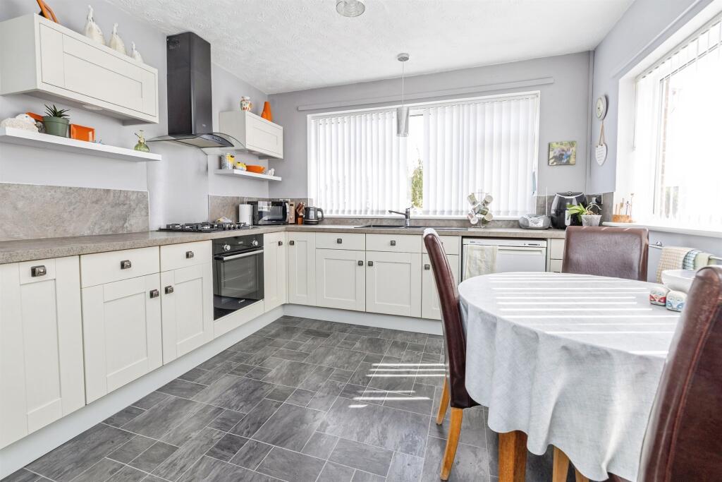 Overton Close, Navenby, LINCOLN photo 3