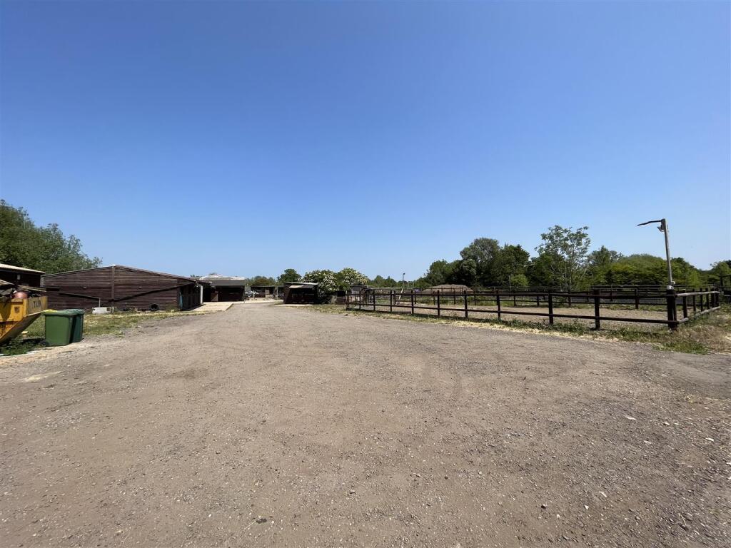 Farm Way, Staines-upon-Thames - View 5