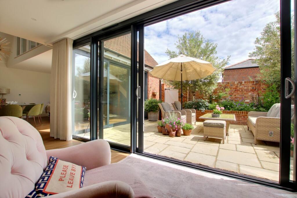 House in Southampton - More