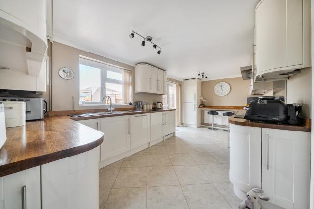 Kingsley Close, Shaw, Newbury - View 4