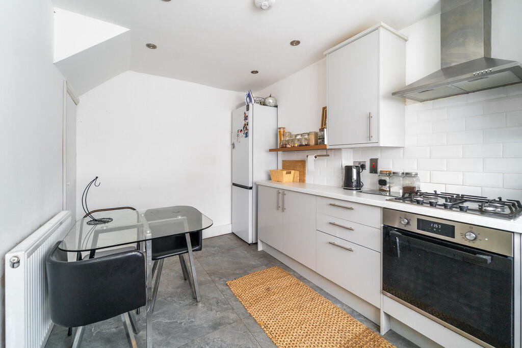 Apartment in London, Milton Gardens Estate, Stoke Newington - View 5