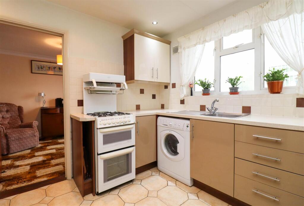 Chesilton Crescent, Church Crookham, Fleet - More