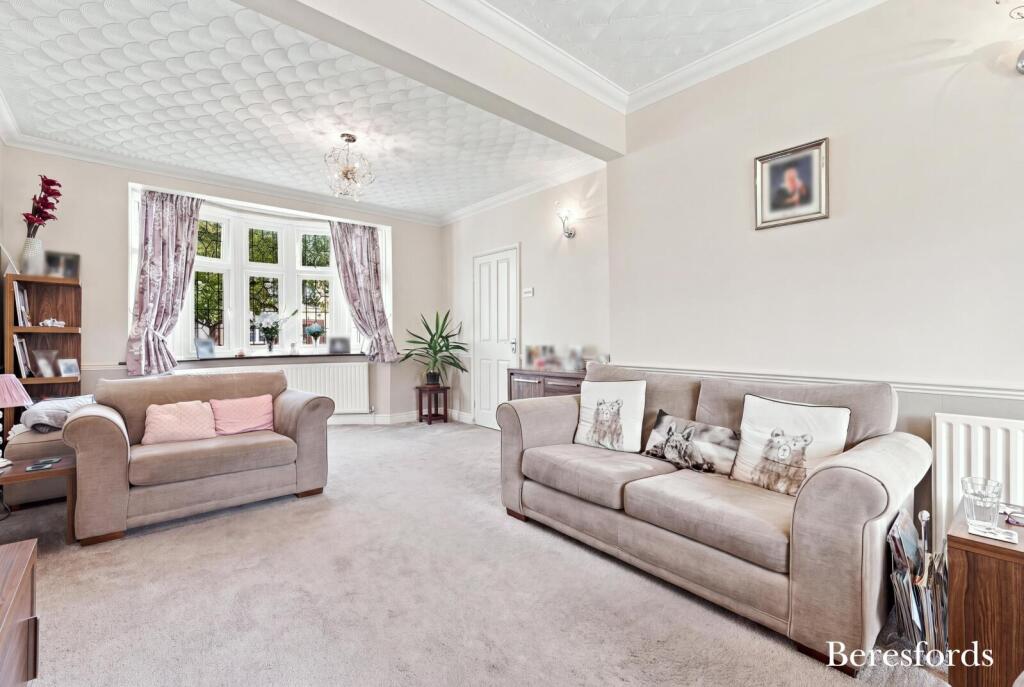 House in London, Upminster Bridge, Emerson Park - View 4