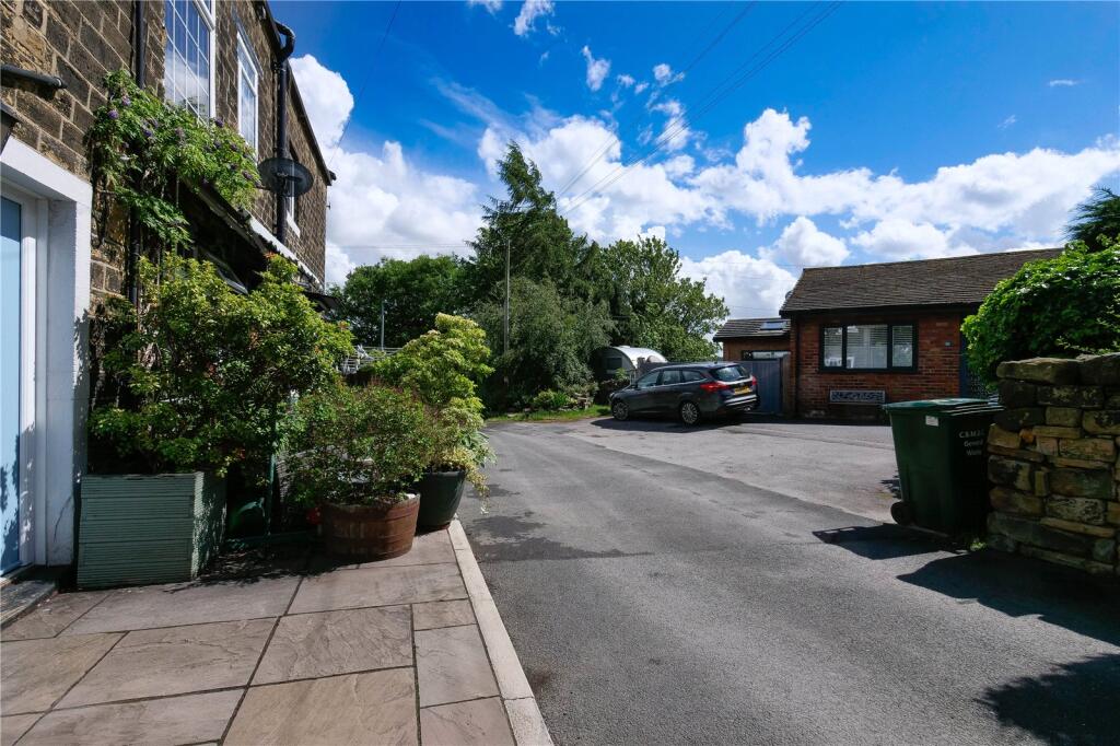 House in Bradford, Baildon - More
