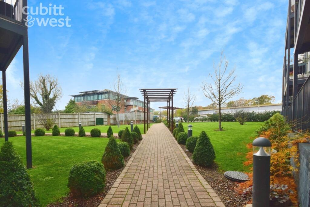 Apartment in Mole Valley, Leatherhead - View 4