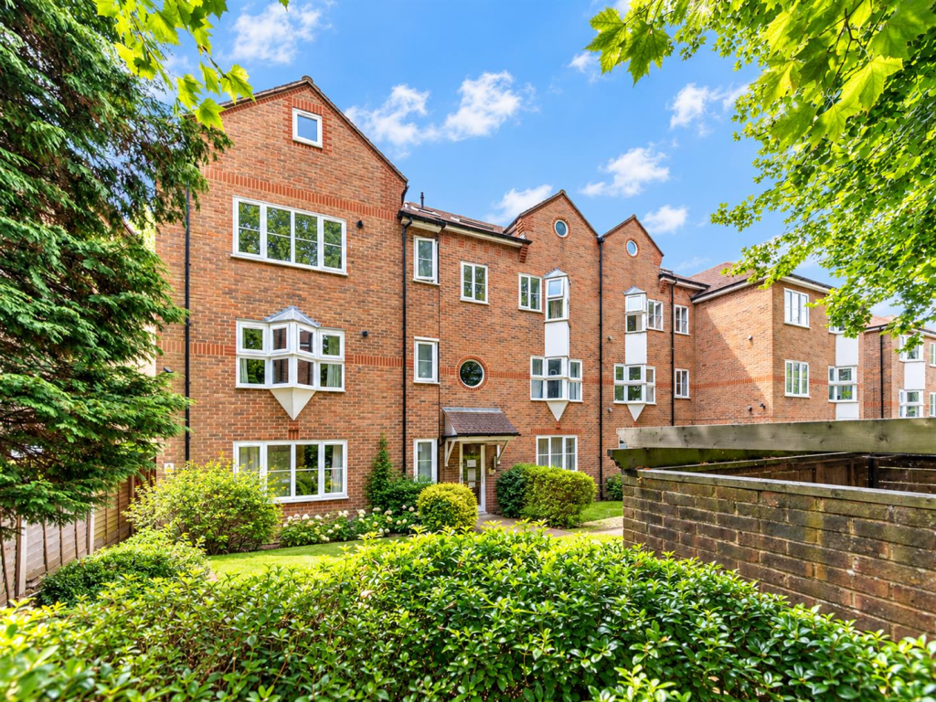 1-bed flat on Overton Road, Sutton, £199,950