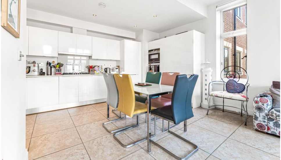 Apartment in Watford - More