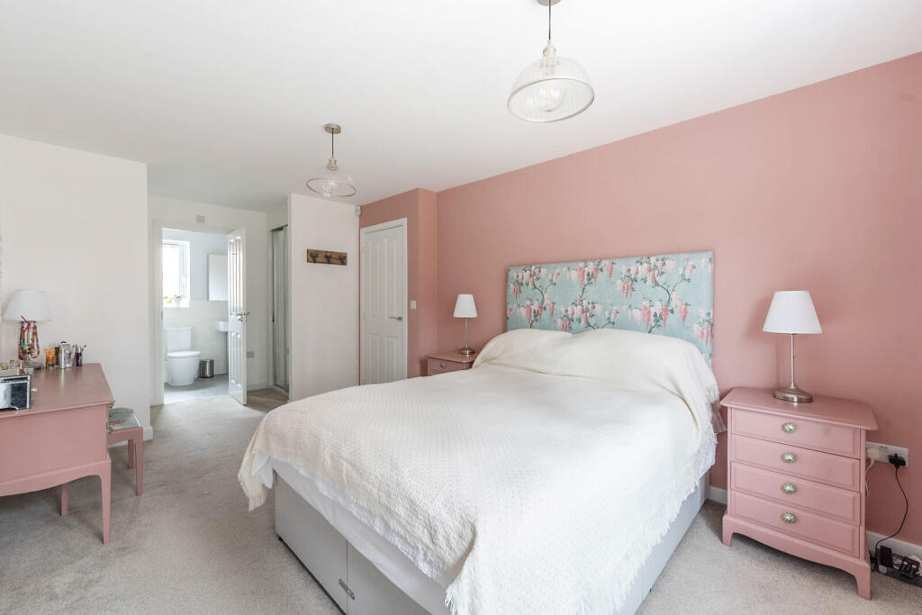 House in Dacorum, Kings Langley - More