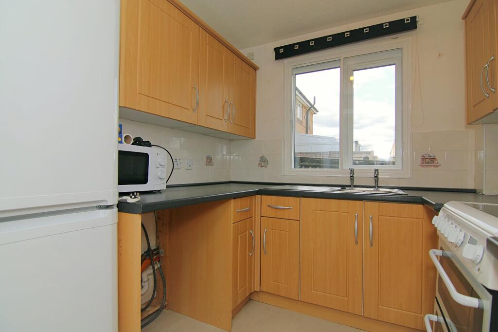 Apartment in Bradford, Thorpe Edge, Eccleshill - View 4
