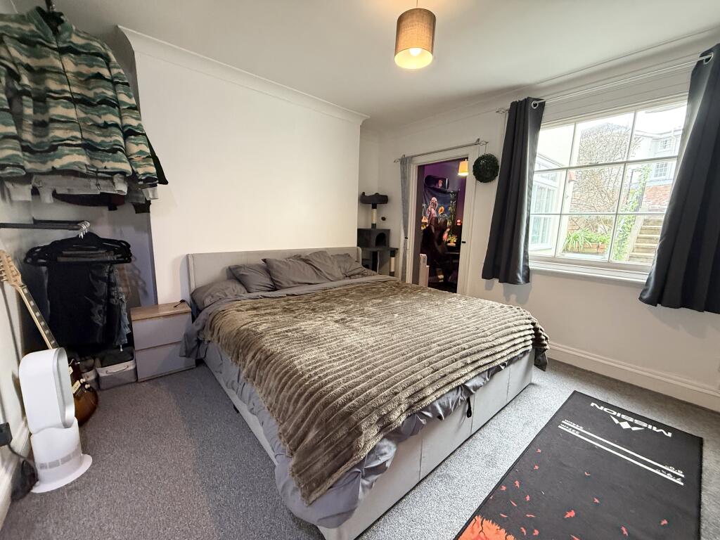 Apartment in Cheltenham, Gloucestershire - View 4