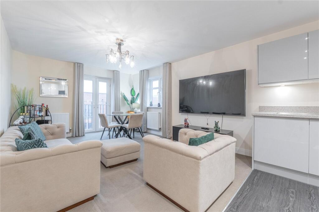 Apartment in Solihull, Dickens Heath - View 3