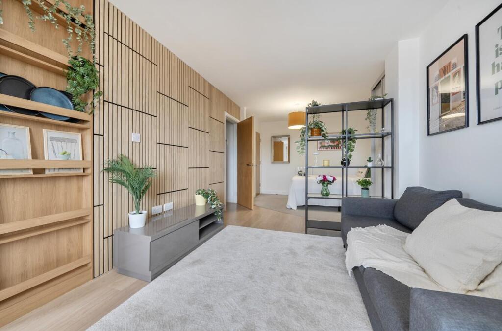 Apartment in London, Fallow Corner - View 2