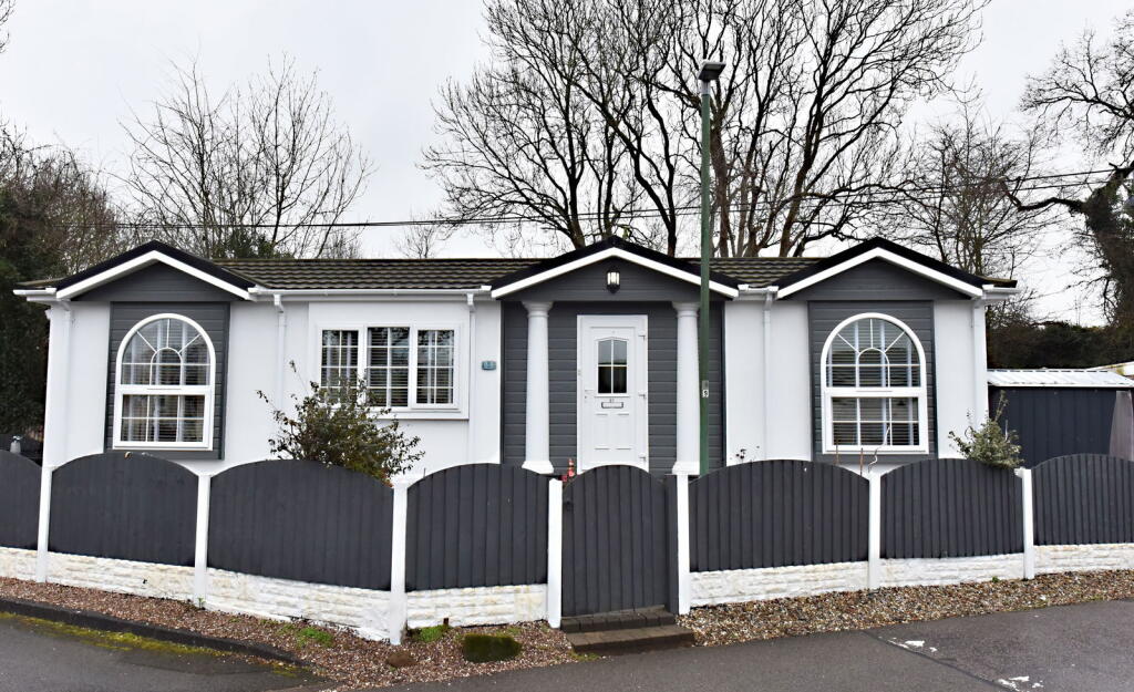 2-bed caravan on SWINDON/ WALL HEATH, Hinksford Park, £185,000