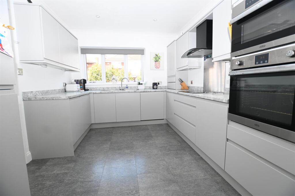 Primrose Close, Canvey Island photo 3