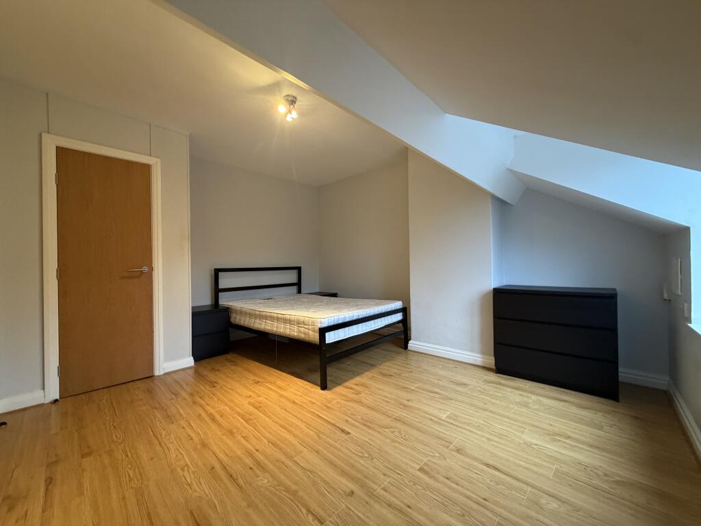 House in Leeds, West Yorkshire - View 3