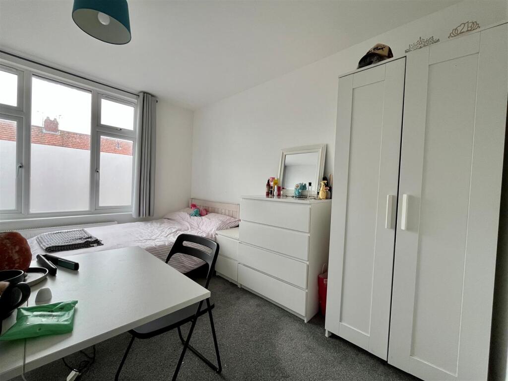 6 bedroom house for rent