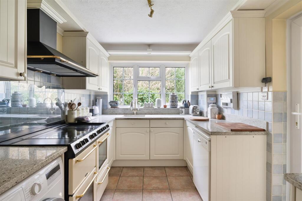 Milstead Close, Tadworth photo 3