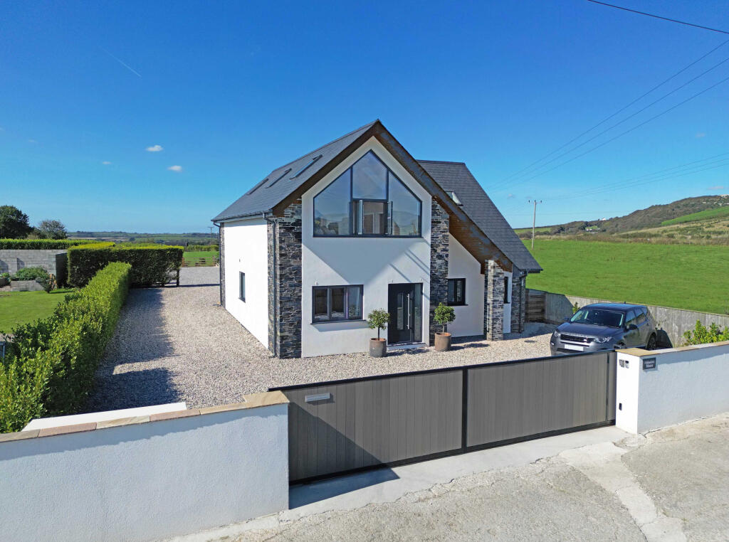 3 bed detached - Grampound Road, Truro, Cornwall image 3