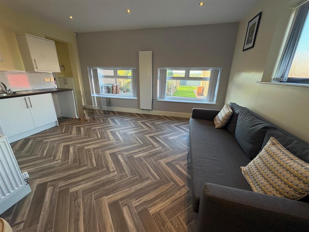 Buckingham Crescent, Clayton, Bradford photo 5