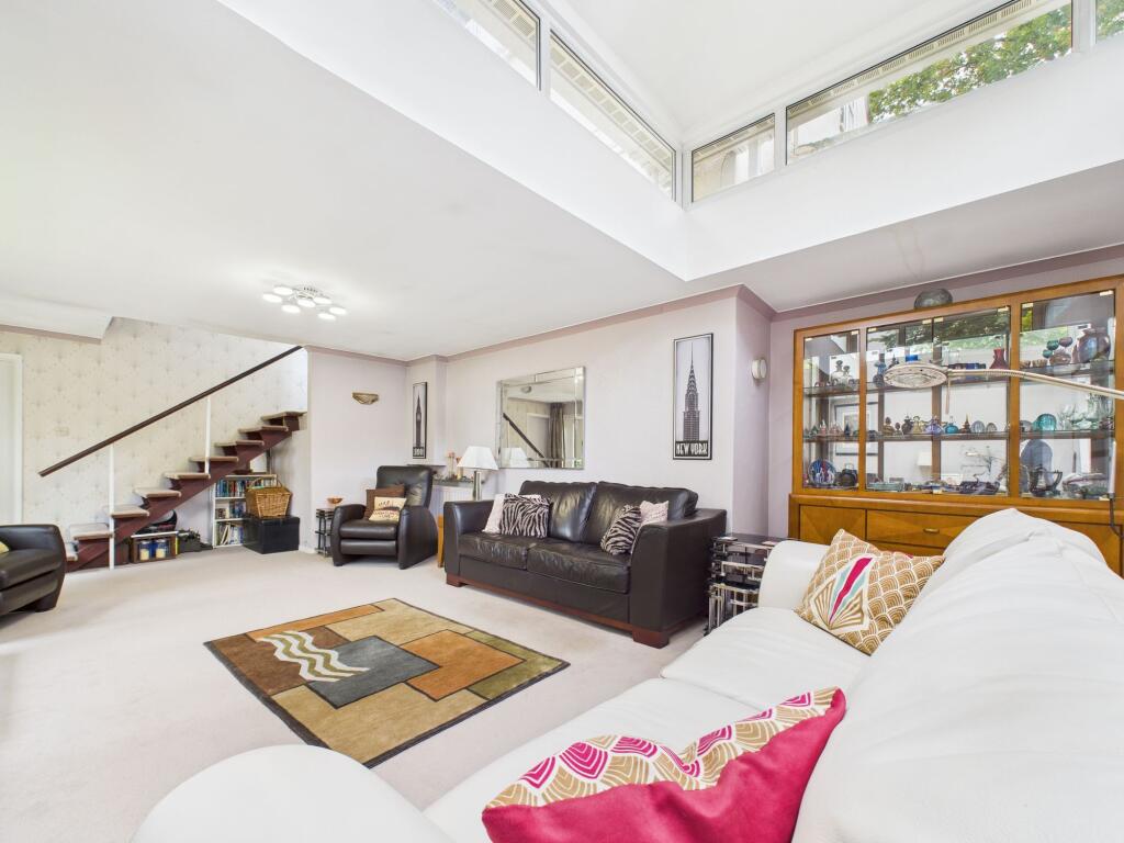 House in Reading, The Triangle, Tilehurst - View 5