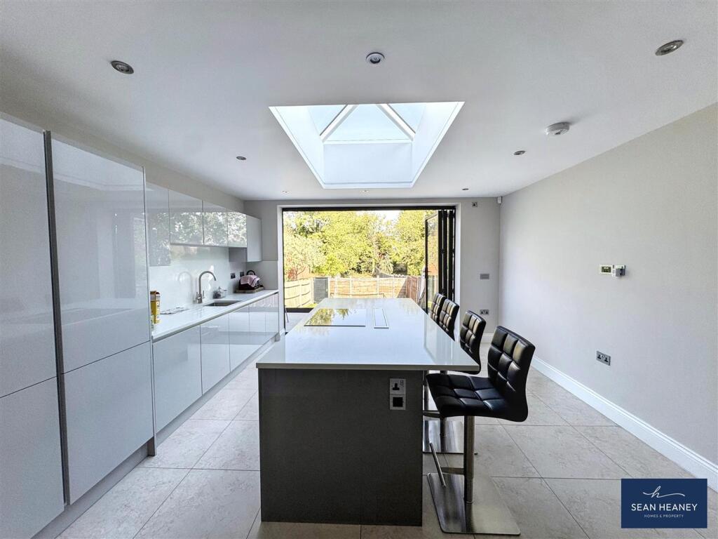 House in London, New Barnet - View 2