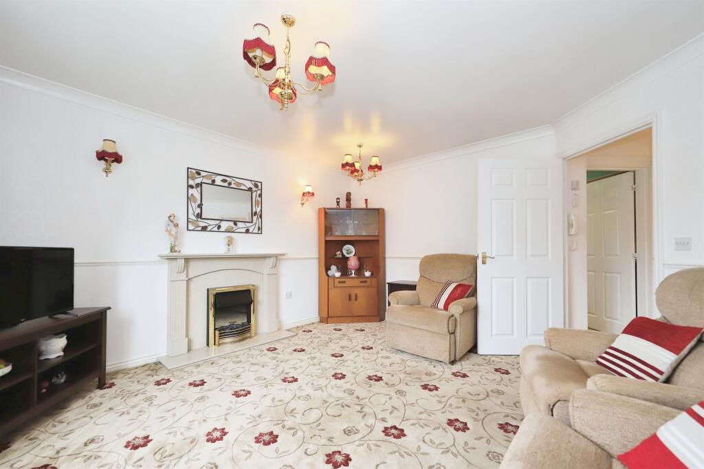 Apartment in Wolverhampton, Perry Hall - View 3