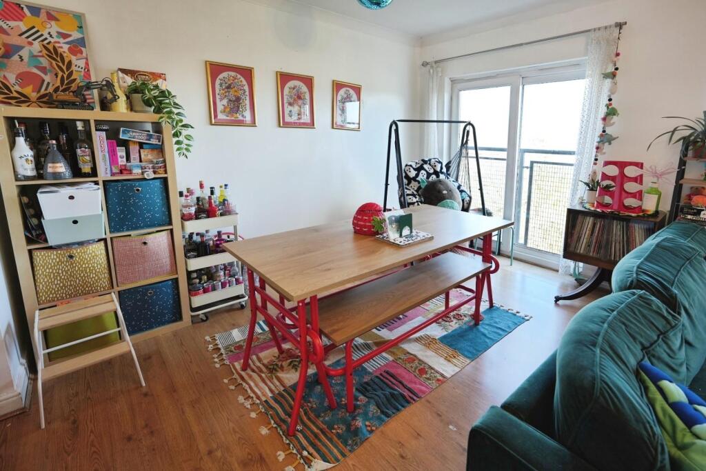 Apartment in Trafford, Gorse Hill - View 4