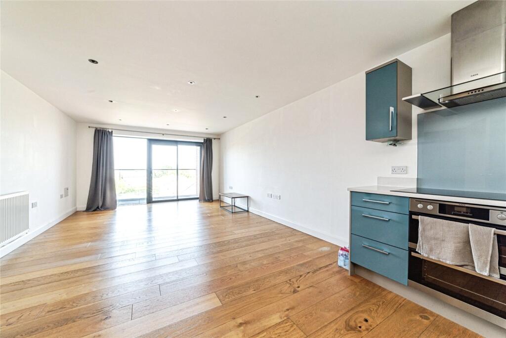 Racecourse Road, Newbury, Berkshire, RG14 - More