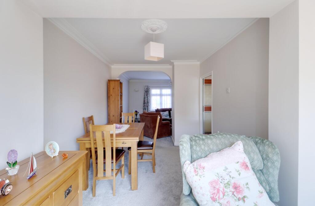 House in South Ockendon, Chafford Hundred - More