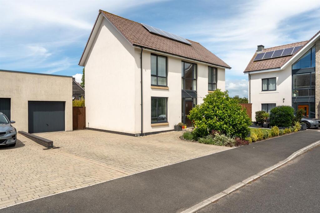 Main image of property: Parkes Avenue, Locking Parklands - Immaculate Family Home!