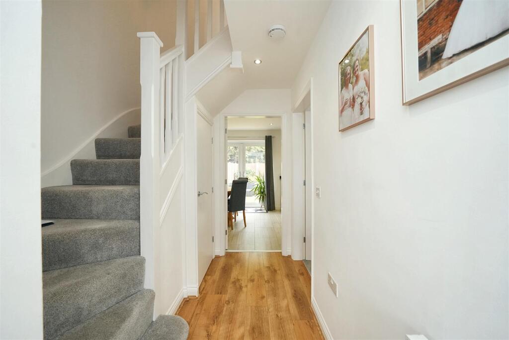 16 Hill Croft Gardens, Wolverhampton photo 2