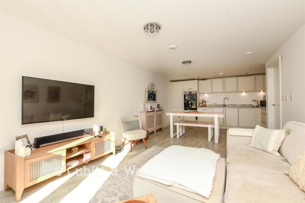 Apartment in Crawley, Lowfield Heath - View 3