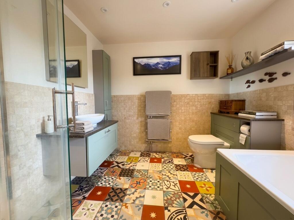 6 bedroom semi-detached house for rent