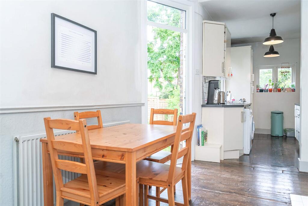 House in London, Bowes Park, New Southgate - More